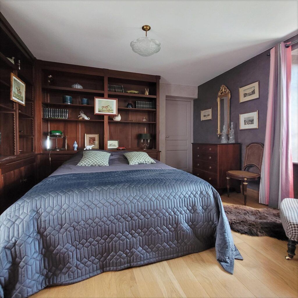 The "British library" bedroom